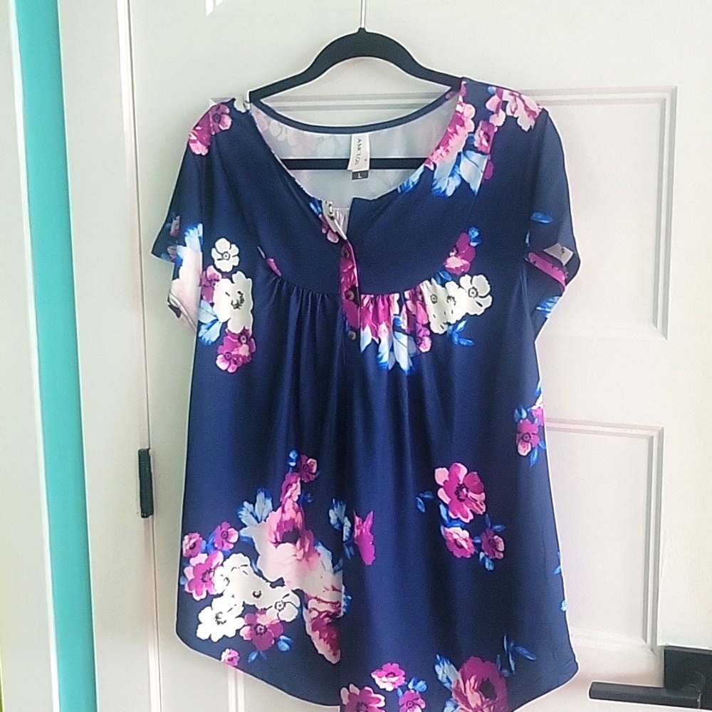 Floral print top blue w pink purple white flowers 3 buttons NWOT New without Tag